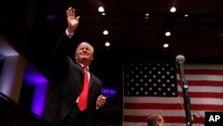 Presiden Donald Trump tiba untuk berbicara pada acara Celebrate Freedom di Kennedy Center for the Performing Arts di Washington, Sabtu, 1 Juli 2017 (foto: AP Photo/Carolyn Kaster) 