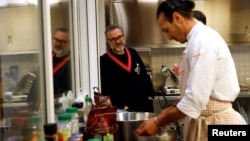 Massimo Bottura Talks to his staff at Refettorio Ambrosiano in Milan Milan, Italy on December 18, 2017. (REUTERS/Alessandro Garofalo)