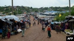Pasar di kamp penampungan pengungsi, Kutupalong di Ukhia, 6 Oktober 2020. (Foto: Munir Uz Zaman / AFP)