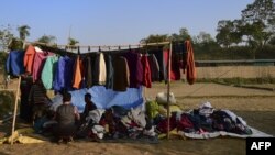 ជនភៀស​ខ្លួន​រ៉ូហ៊ីងយ៉ា​ម្នាក់​លក់​អាវ​រងា​នៅ​ជំរំ Balukhali ក្នុង​ស្រុក ​Ukhia ប្រទេស​បង់ក្លាដែស​កាលពី​ថ្ងៃទី​២៤ មករា ២០១៨។