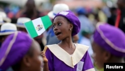 Yan Makaranta rike da tutan Najeriya a Lagos, lokacin bikin cika shekaru 55 da samun yancin Najeriya.