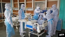 ក្រុម​គ្រូពេទ្យ​​កំពុង​ព្យាបាល​អ្នក​ជំងឺ​កូវីដ១៩​ម្នាក់​​ក្នុង​បន្ទប់​សង្គ្រោះ​បន្ទាន់ នៅ​មន្ទីរពេទ្យ​មួយ ក្នុង​ក្រុង Noida ប្រទេសឥណ្ឌា។ 