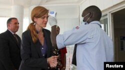 Dubes AS untuk PBB, Samantha Power, membersihkan tangannya dan diambil suhu tubuhnya di markas PBB untuk misi respon Ebola di Conakry, Guinea (26/10).