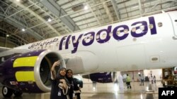 Para pegawai maskapai penerbangan Flydeal berswafoto dalam acara peluncuran di Bandara King Abdulaziz, Jeddah, 25 Agustus 2017. (Foto: AFP)