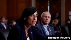 로셸 월런스키(왼쪽) 미 질병통제예방센터(CDC) 국장이 상원에서 증언하고 있다. 오른쪽은 앤서니 파우치 백악관 최고 의학 고문. (자료사진)