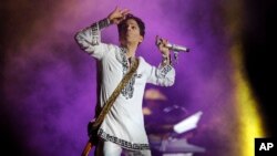 Le Prince se produit lors de la deuxième journée du Festival de musique et d'arts Coachella Valley à Indio, en Californie, le 26 avril 2008. (AP Photo / Chris Pizzello)