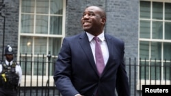 Novoizabrani britanski ministar spoljnih poslova Dejvid Lemi ispred Dauning strita (Foto: REUTERS/Phil Noble)