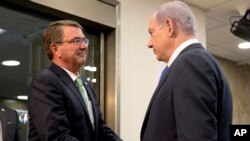 Menhan AS Ash Carter (kiri) disambut oleh PM Israel Benjamin Netanyahu setibanya di Yerusalem (21/7).