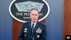 Juru bicara Pentagon Mayor Jenderal Pat Ryder berbicara dalam konferensi pers di Pentagon, Washington, pada 11 Januari 2024. (Foto: AP/Kevin Wolf)