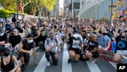 Para pedemo dalam unjuk rasa memprotes ketidakadilan rasial di Manhattan, New York, 6 Juni 2020. (Foto: AP)