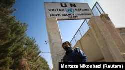 Seorang petugas keamanan siaga di depan Kompleks PBB di Herat, Afghanistan (foto: dok). 