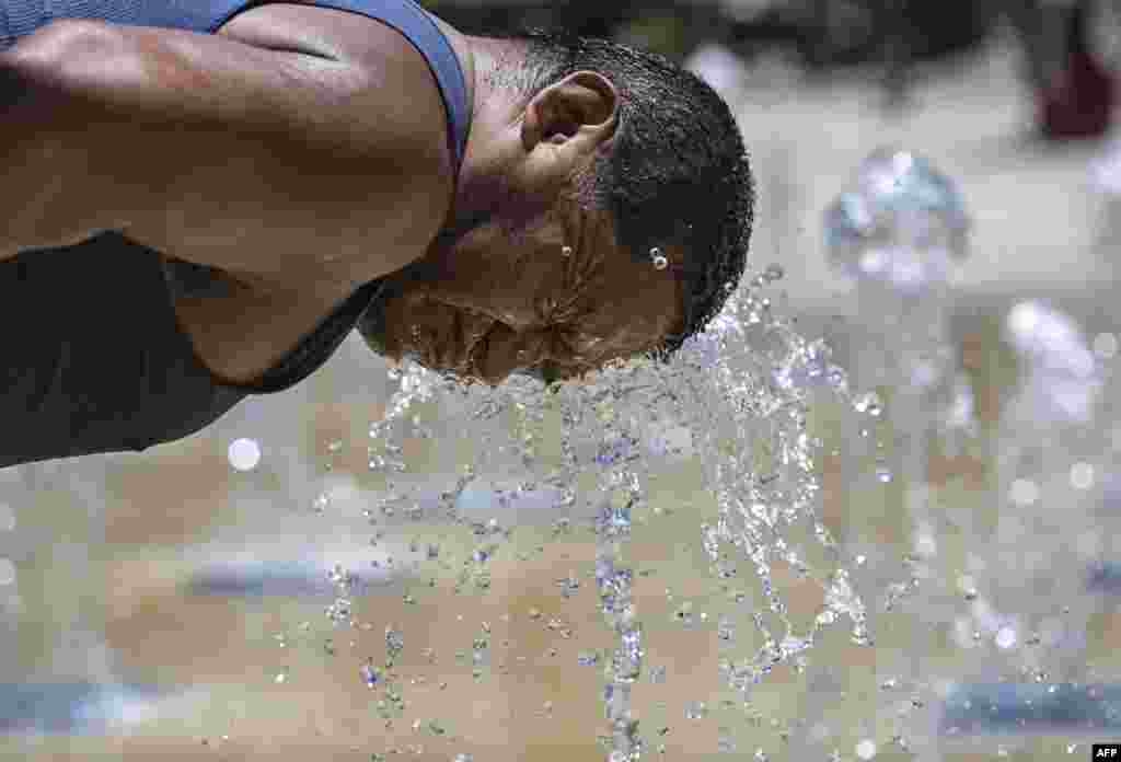 مکسیکو با موج شدید گرما روبرو بوده و مقام&zwnj;ها پیش&zwnj;بینی کرده اند که درجهٔ حرارت در برخی قسمت&zwnj;های آن کشور تا چند روز آینده تا ۴۵ درجه سانتی&zwnj;گراد بلند خواهد رفت.