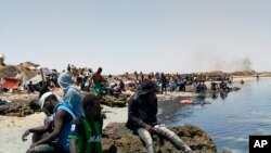 Wahamiaji kutoka Ivory Coast, kundi la Waafrika Kusini mwa Jangwa la Sahara wanaonekana wamekwama kwenye ufuo unaodaiwa kuwa kwenye mpaka wa Tunisia na Libya Alhamisi Julai 6, 2023.
