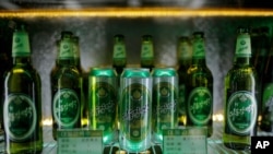 북한 평양 대동강맥주공장에 여러 종류의 제품이 전시돼있다.