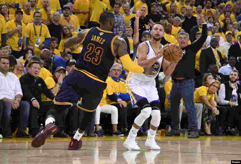 Hotunan wasanin karshe na NBA tsakanin Golden State Warriors &nbsp;da&nbsp; Cleveland Cavaliers, Stephen Curry tare da Lebron James, ranar Alhamis 1 ga watan Yuni, shekarar 2017.