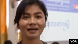 រូបឯកសារ៖ កញ្ញា ​ស៊ិន ចាន់​​ពៅ​រ៉ូហ្សេត ចៅសង្កាត់រង​ទី​ពីរ​នៃ​សង្កាត់​​អូចារ​នៃ​គណបក្ស​សង្រ្គោះជាតិ​ខេត្តបាត់ដំបង​ ផ្ដល់​បទសម្ភាសន៍​ជាមួយ​VOA​ កំឡុង​ពេល​ចូលរួមរួម​សិក្ខាសាលា​ចលនា​ស្រ្តី​នៅ​ទី​ស្នាក់ការ​បក្ស​សង្រ្គោះជាតិ​ នៅ​ភ្នំពេញ ថ្ងៃ​ទី​១០ ខែ​សីហា ឆ្នាំ​២០១៦។ (ឡេង ឡែន/វីអូអេ)