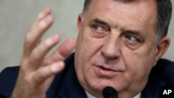 波黑主席团塞族代表多迪克在波斯尼亚首都萨拉热窝举行记者会（2021年11月8日）