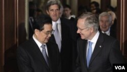 Presiden Tiongkok Hu Jintao berbincang dengan Ketua Mayoritas Senat AS, Senator Harry Reid di Gedung Kongres AS, Kamis 20 Januari 2011.