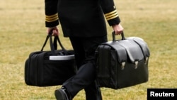 Vojni saradnik nosi "nuklearnu torbu" sa kodovima za lansiranje nuklearnog oružja, koja u svakom trenutku prati predsednika SAD. 