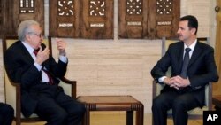 Utusan perdamaian PBB, Lakhdar Brahimi (kiri) saat bertemu dengan Presiden Suriah Bashar al-Assad, 24 Desember lalu (Foto: dok). Brahimi direncanakan akan berkunjung ke Rusia, Sabtu mendatang sebagai tindak lanjut upaya penyelesaiakan krisis di Suriah yang berkepanjangan.