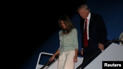 Presiden AS, Donald Trump, dan ibu negara Melania Trump tiba dengan pesawat Air Force One dari akhir perjalanan internasional pertamanya sebagai persiden, di Lanud Gabungan Andrews, Maryland, 27 Mei 2017 (foto: REUTERS/Jonathan Ernst)