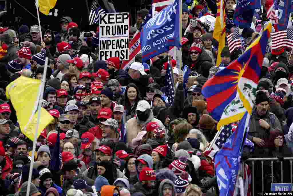 Apoiantes do Presidente Donald Trump participam em comício de Trump contra a confirmação dos votos do colégio eleitoral no capitólio, em Washington DC, 6 de Janeiro 2021
