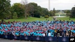 ក្រុម​អ្នក​គាំទ្រ​លោក​ប្រធានាធិបតី Donald Trump ជួបជុំ​គ្នា​នៅ​ឧទ្យាន​ប៉ែក​ខាង​ត្បូង​នៃ​សេតវិមាន ដើម្បី​ស្ដាប់​សុន្ទរកថា​របស់​លោក​​កាល​ពី​ថ្ងៃ​សៅរ៍ ទី១០ ខែតុលា ឆ្នាំ២០២០។ 