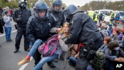 Polisi Jerman menangkap seorang perempuan dalam protes pembatasan COVID-19 di Berlin, Rabu (21/4).
