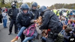 APTOPIX Virus Outbreak Germany Protest