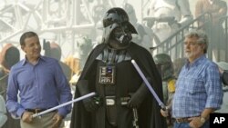 Presiden dan CEO Walt Disney Co. Bob Iger (kiri) dan pencipta "Star Wars" George Lucas dalam sebuah acara di Disney World, Florida. (Foto: Dok)