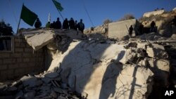 Des Palestiniens inspectent une maison démolie par l'armée israélienne, à Silwad, près de Ramallah, 14 nov. 2015. (AP Photo/Majdi Mohammed)