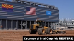 资料图：位于美国亚利桑那州钱德勒正在兴建中的英特尔芯片工厂 (2021年9月23日）