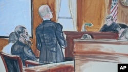 Abu Anas al-Libi, 49, na biyu a hagu da lauyansa a gaban alkali 