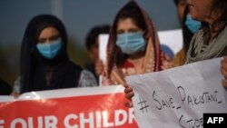 Para kerabat pelajar asal Pakistan yang tinggal Wuhan -- pusat wabah virus corona -- meminta pemerintah memulangkan para pelajar ke Islamabad, Pakistan, 1 Februari 2020. 