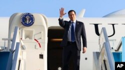 Američki državni sekretar Marco Rubio maše dok odlazi iz Izraela za Saudijsku Arabiju, na aerodromu Ben Gurion u Tel Avivu, Izrael, ponedjeljak, 17. februara 2025. (Evelyn Hockstein/Pool Photo via AP)