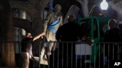 Sebuah patung Pemimpin Konfederasi, Jenderal Robert E. Lee dipindahkan dari kampus Universitas Texas di kota Austin, Senin (21/8). Rektor Universitas Texas memerintahkan disingkirkannya patung-patung pemimpin Konfederasi dari lingkungan kampus karena menurutnya hal itu merupakan simbol "supremasi kulit putih dan Neo-Nazi" modern.