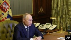 블라디미르 푸틴 러시아 대통령이 10일 상트페테르부르크에서 화상 연결로 국가안전보장회의를 주재하고 있다. 