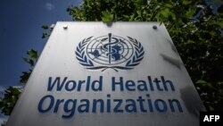 រូបឯកសារ៖ បដាសម្គាល់អង្គការសុខភាពពិភពលោក (WHO) នៅទីស្នាក់ការ​កណ្តាលរបស់អង្គការនេះ ក្នុងទីក្រុងហ្សឺណែវ ប្រទេសស្វីស កាលពីថ្ងៃទី៣ ខែកក្កដា ឆ្នាំ២០២០។