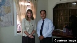 អ្នក​រាយការណ៍​ពិសេស​របស់​អង្គការ​សហ​ប្រជា​ជាតិ​ស្តី​ពី​សិទ្ធិ​មនុស្ស​នៅ​កម្ពុជា​លោក​ស្រី​ ​រ៉ូណា​ ស្មីត (​Rhona Smith​) និង​លោក​ណៃ វង់ដា​ ​មន្ត្រី​ការពារ​សិទ្ធិ​មនុស្ស​នៃ​អង្គការ​អាដហុក ​នៅ​ឯ​ការិយាល័យ​សិទ្ធិ​របស់​អ.ស.ប. កាល​ពី​ថ្ងៃ​ទី​២១​ ខែ​មិនា​ ឆ្នាំ​២០១៦។​ (រូប​ភាព​ផ្តល់​ដោយ​លោក​ ណៃ​ វង់ដា)