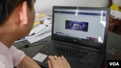 បុរសម្នាក់បើកគេហទំព័រ ​Khmerload.com​ ក្នុង​រាជធានី​ភ្នំពេញ​ កាល​ពី​ថ្ងៃទី​១៥​ ខែ​មិនា​ ឆ្នាំ​២០១៧។ (ហ៊ាន សុជាតា/VOA)