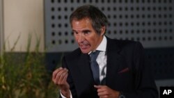 26일 이란 방문을 마치고 오스트리아 빈으로 돌아온 라파엘 그로시 국제원자력기구(IAEA) 사무총장이 공항에서 기자들의 질문에 답하고 있다.