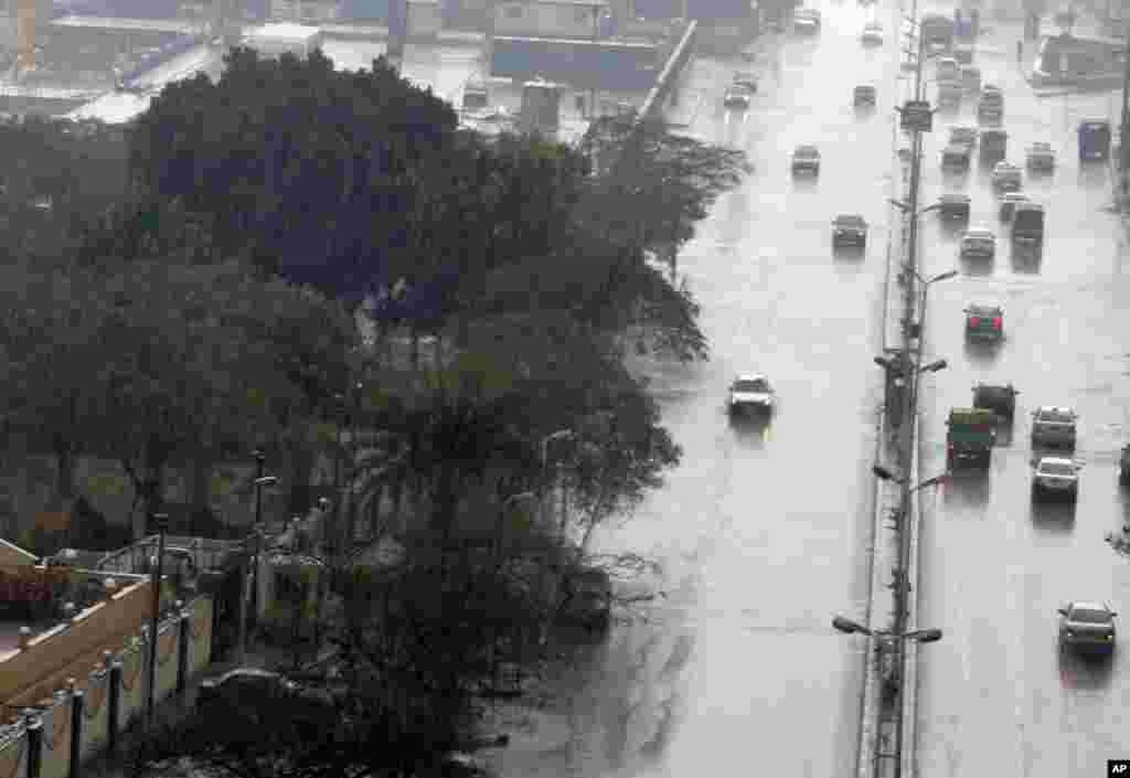 Vehicles travel in the rain during the storm Alexa, Cairo, Dec. 13, 2013. 