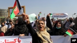 Seorang perempuan Afghanistan tampak berteriak lantang sambil mengibarkan bendera negaranya dalam sebuah demonstrasi anti-Pakistan di dekat kantor kedutaan besar Pakistan di Kabul pada 7 September 2021. (Foto: AP)