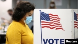 Žena glasa na američkim predsjedničkim izborima, Virginia, 3. novembar 2020.