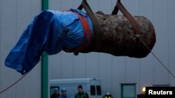 Bom Perang Dunia II seberat 1,8 ton yang ditemukan November 2013 di Dortmund, Jerman dan berhasil dijinakkan (foto: ilustrasi). Sebuah bom PD II lainnya ditemukan di Berlin Kamis (24/11).