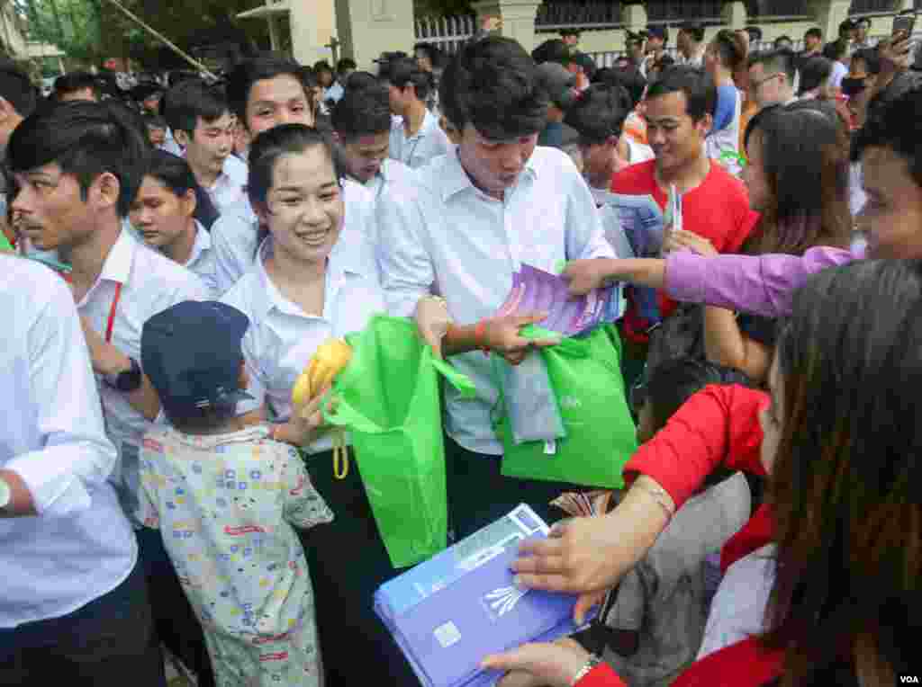 បេក្ខជន​ប្រឡង​បាក់ឌុប​ចេញពី​បន្ទប់​ប្រឡង​នៅ​ថ្ងៃ​បញ្ចប់​របស់​គេ​នៅ​វិទ្យាល័យ​ព្រះ​យុគន្ធ នៅ​ថ្ងៃ​អង្គារ ទី​២៣ ខែសីហា ឆ្នាំ​២០១៦ នៅ​រាជធានី​ភ្នំពេញ។ ​(ឡេង ឡែន/VOA)