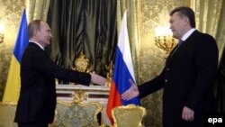 Ukraina prezidenti Viktor Yanukovich (o'ngda) Rossiya prezidenti Vladimir Putin bilan Kremlda uchrashmoqda, 17-dekabr, 2013-yil