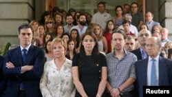 Quelques personnes observent un moment de silence en mémoires des victimes de l'attaque à l’aide d’un camion lors de la Bastille Day à Nice, au parlement espagnol à Madrid, Espagne, 15 juillet 2016. REUTERS / Andrea Comas 