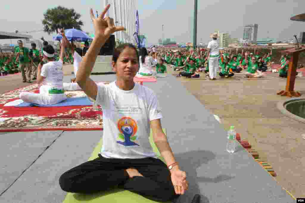 ប្រជាពលរដ្ឋប្រមាណជាង១០០០នាក់ប្រមូលផ្ដុំគ្នានៅពហុកីឡាដ្ឋានអូឡាំពិកនៃ រាជធានីភ្នំពេញនៅថ្ងៃអាទិត្យ ទី១៩ ខែមិថុនា ឆ្នាំ២០១៦ ដើម្បីប្រារព្ធទិវាយោគៈអន្តរជាតិក្នុងគោលបំណងរក្សាសុខភាពឲ្យបានប្រសើរជាងមុន។មនុស្សទូទាំងពិភពលោកនាំគ្នាហាត់យោគៈដើម្បីរក្សាសុខភាពឲ្យបានល្អ និងដើម្បីឲ្យតម្លៃប្រពៃណីឥណ្ឌាបុរាណ។(ឡេង ឡែន/VOA)