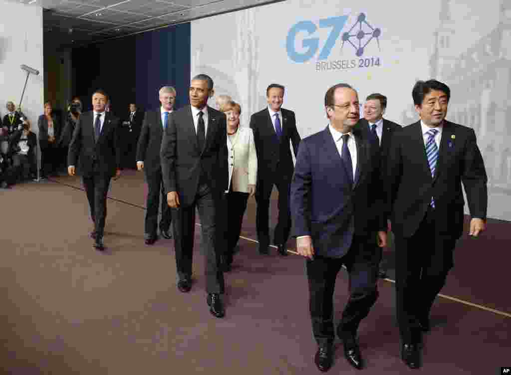 U.S. President Barack Obama walks with Italian Prime Minister Matteo Renzi, Canadian Prime Minister Stephen Harper, German Chancellor Angela Merkel, British Prime Minister David Cameron, French President Francois Hollande, European Commission President Jose Manuel Barroso and Japanese Prime Minister Shinzo Abe after a G7 group photo in Brussels, June 5, 2014.